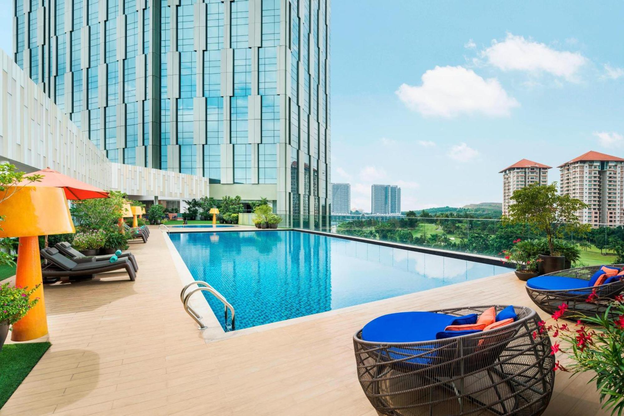 Le Meridien Putrajaya Kültér fotó The swimming pool at the hotel