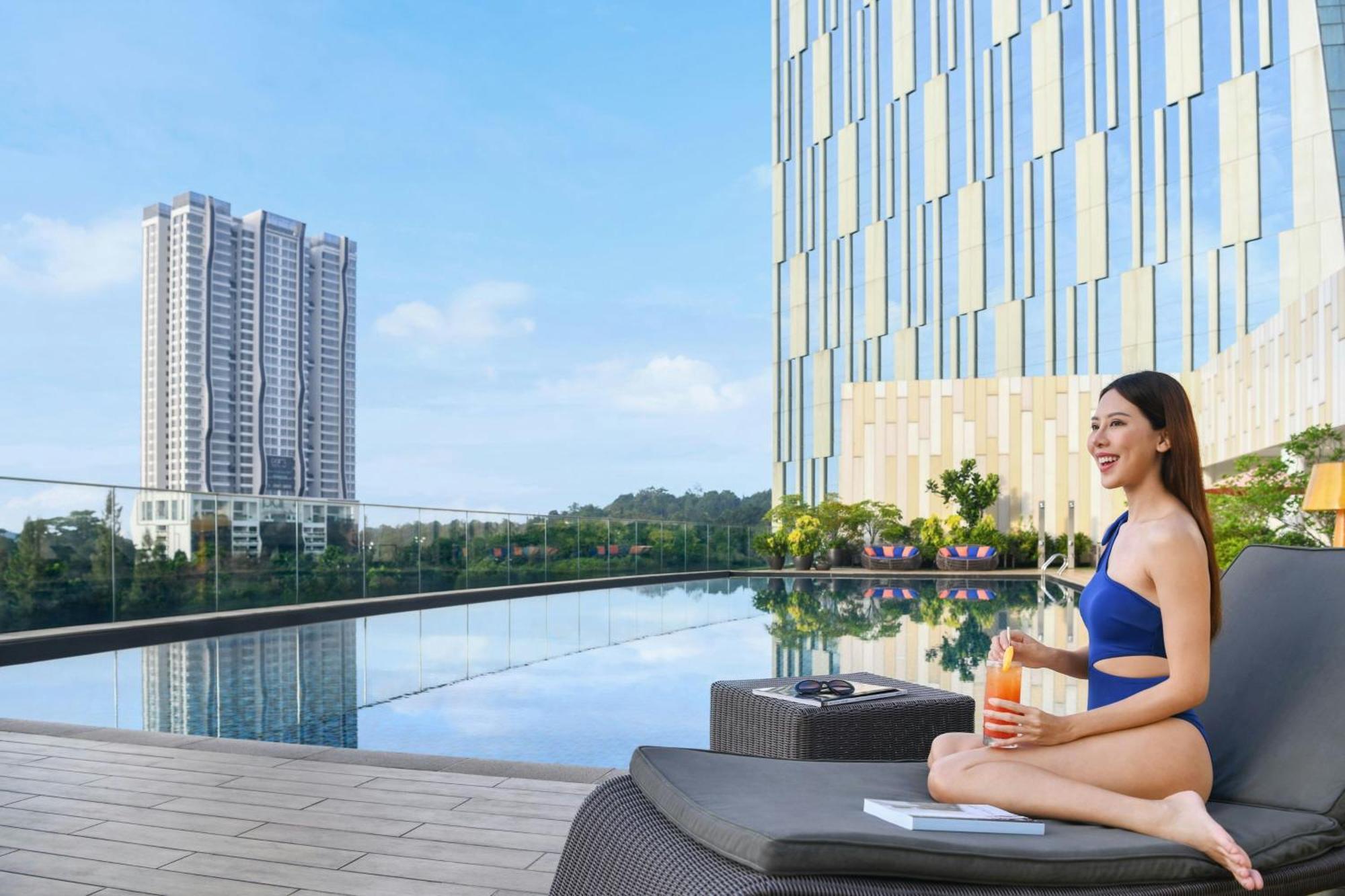 Le Meridien Putrajaya Kültér fotó The Panorama Pool
